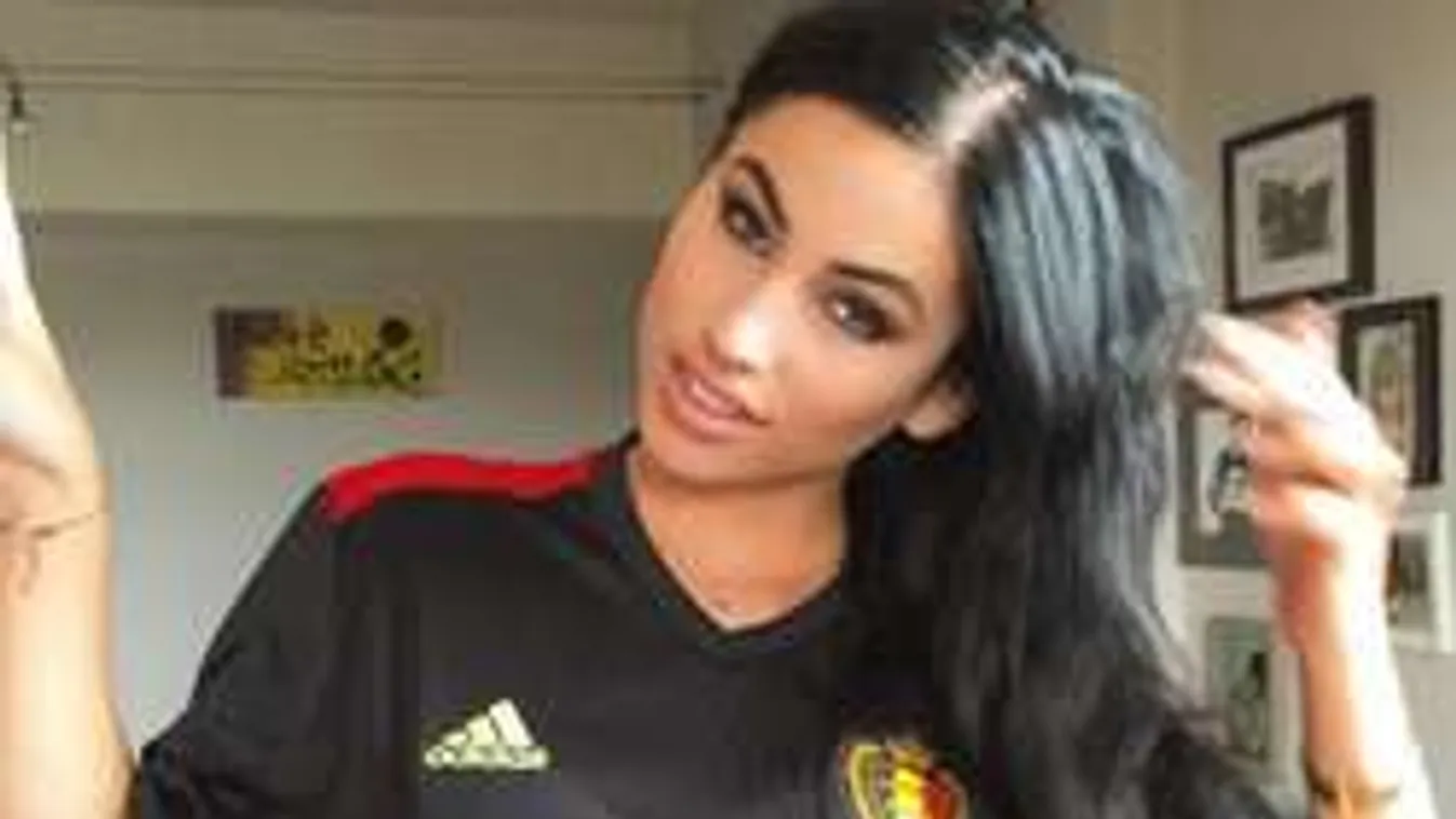 Tökéletes melleit is bedobja a vadóc pókeres csaj