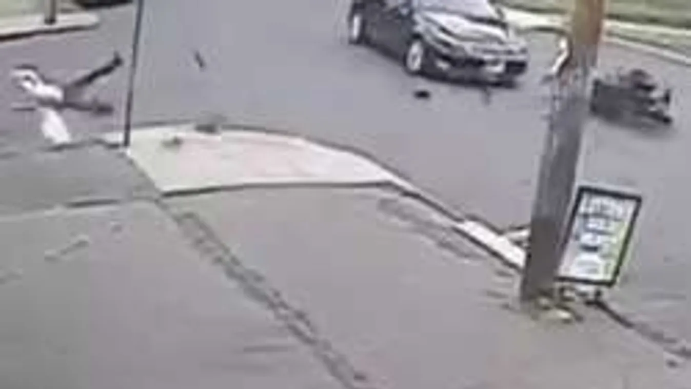 Baleset: több métert repült az őrülten száguldozó motoros! - videó