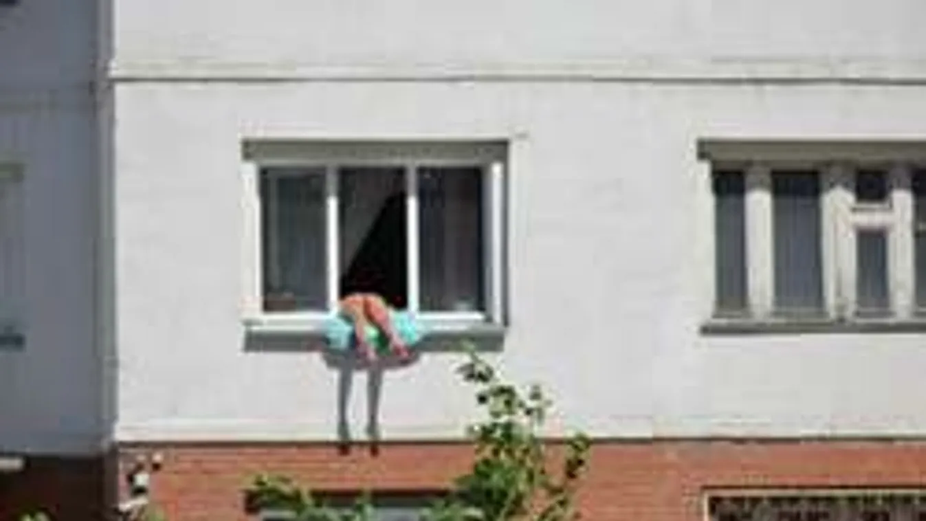 Ablakban napozó, pucér fenekű nő keltett botrányt a lakótelepen!