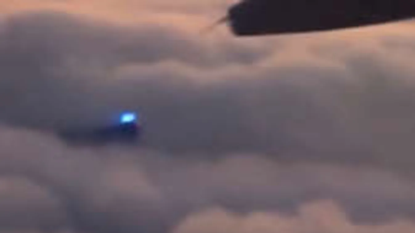 Titokzatos kék fényt videózott a felhők felett egy repülőgép utasa