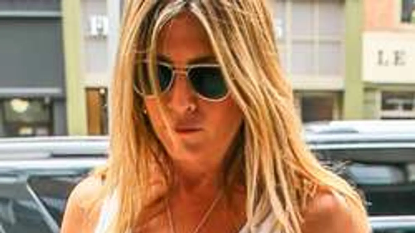 Pólót lyukasztó mellbimbókat villantott a terhes Jennifer Aniston