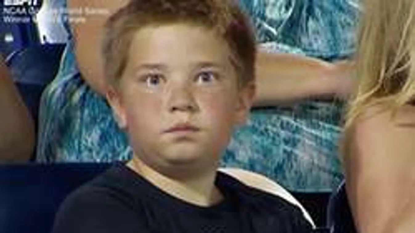 Nézz a szemébe! Hipnotizálta a fiúcska a kamerát