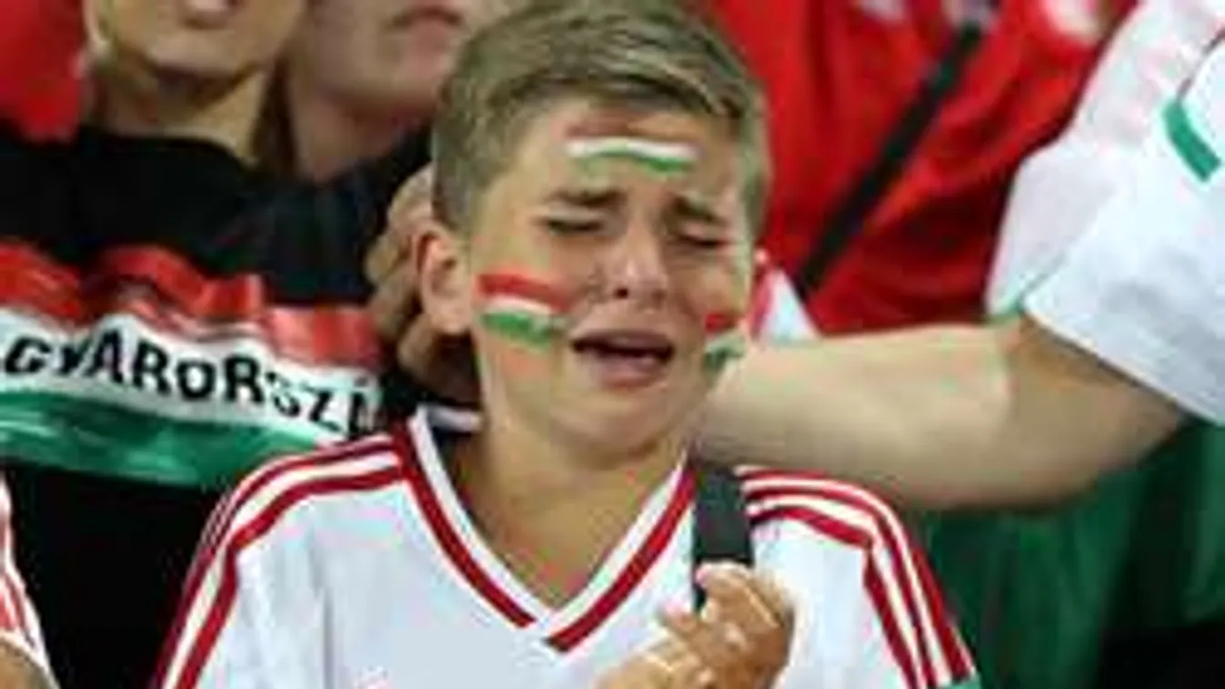 Zokogó magyar kisfiút sajnál az egész világ