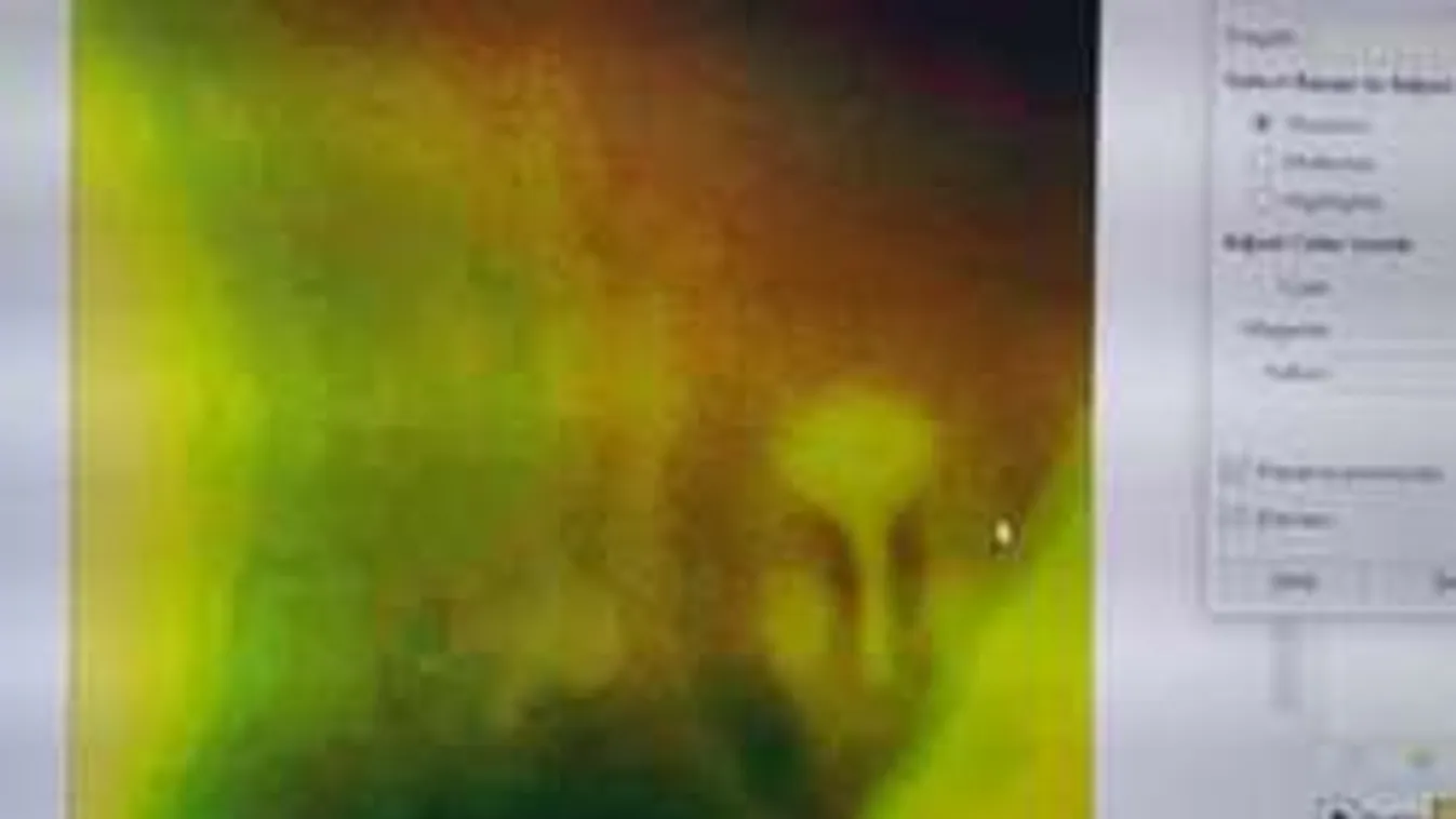 Döbbenet: Kísérteties arc tűnt fel egy család Facebook-fotóján!