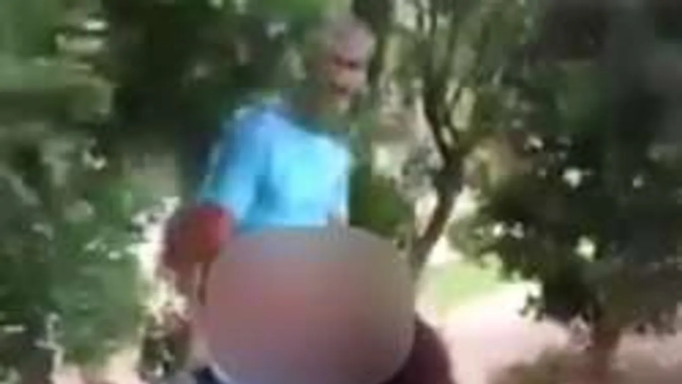 Gyanútlan motoros buktatta le az út mellett szexelő párt! - Videó