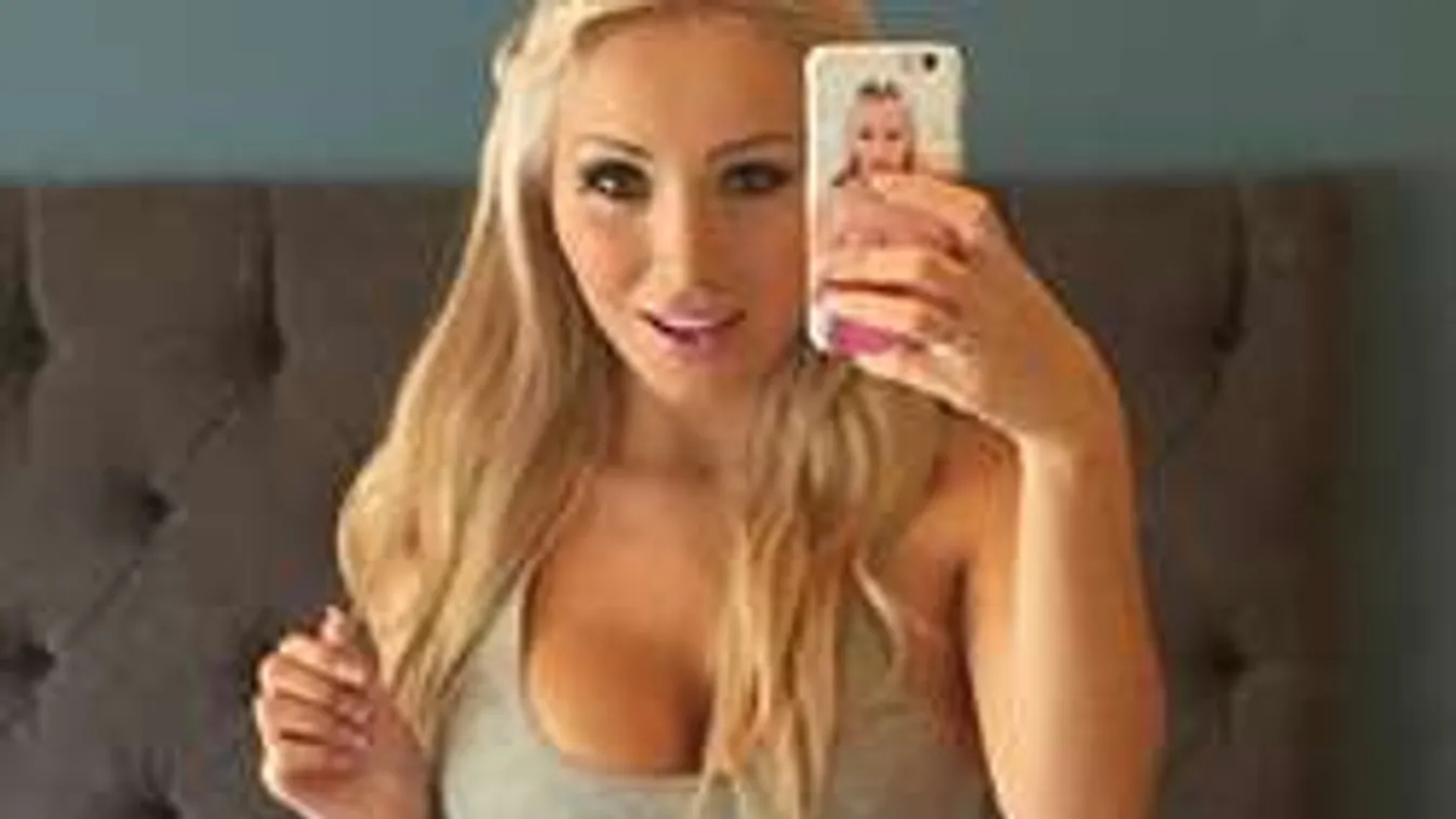 Felfedte elképesztő melleit a dögös bombázó