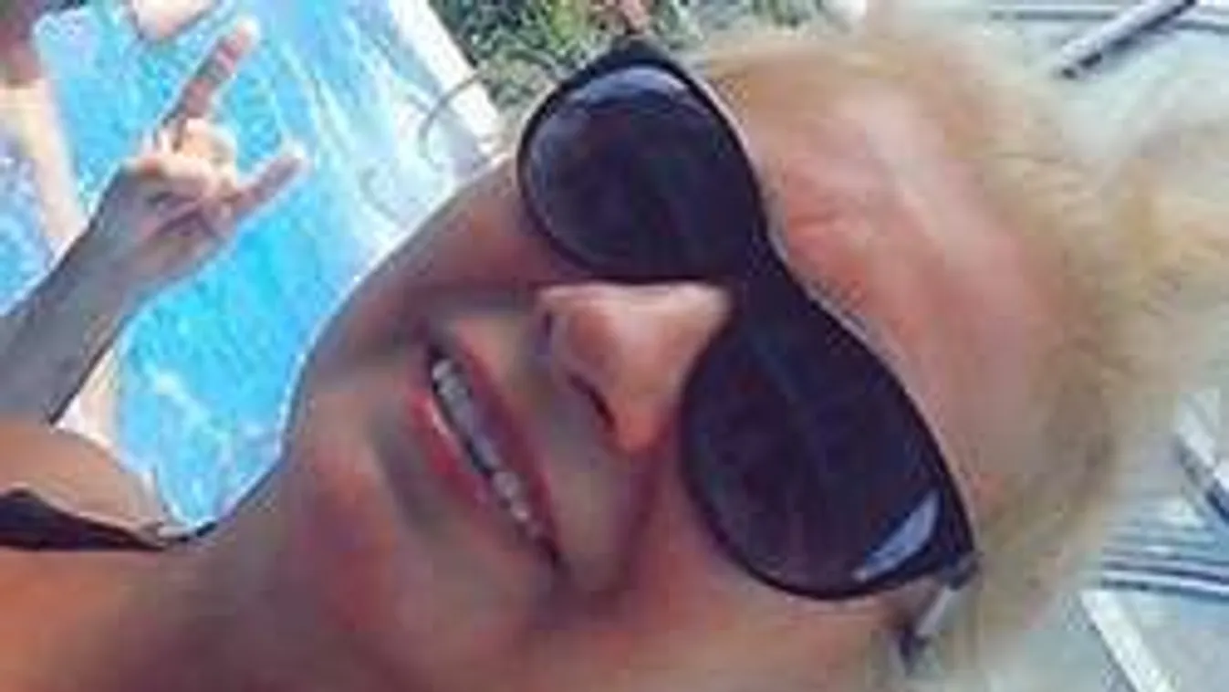 Így úsztatja kebleit a kortalan Kiszel Tünci