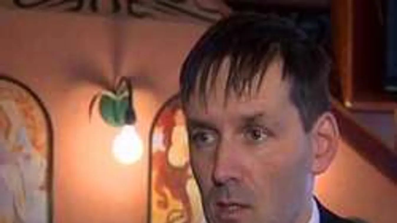 Volner János pisisztorival jönne ki a slamasztikából: Állítja, nem volt szex!