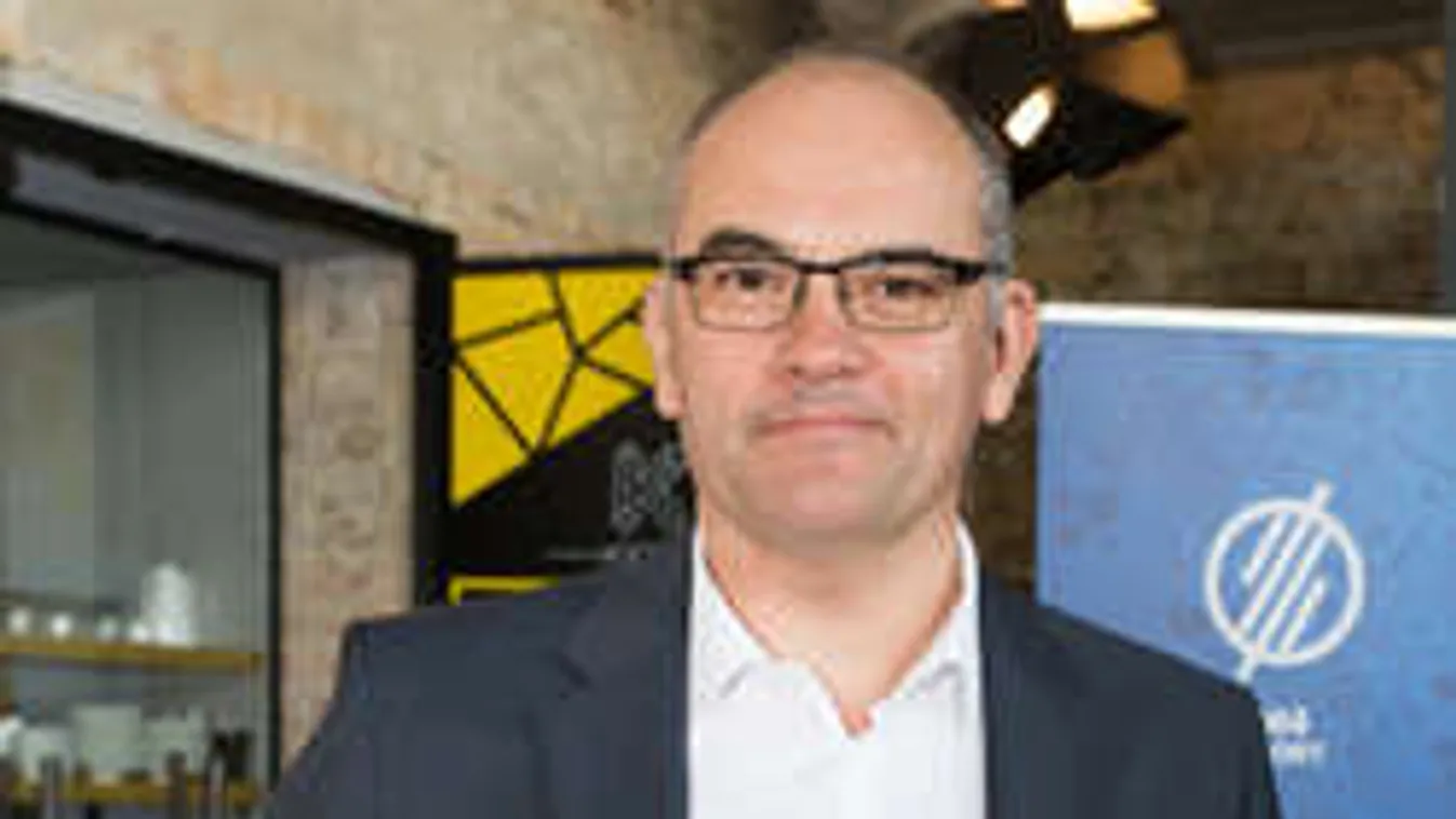 Önkívületben üvöltött, Gundi a világba kiabálta boldogságát