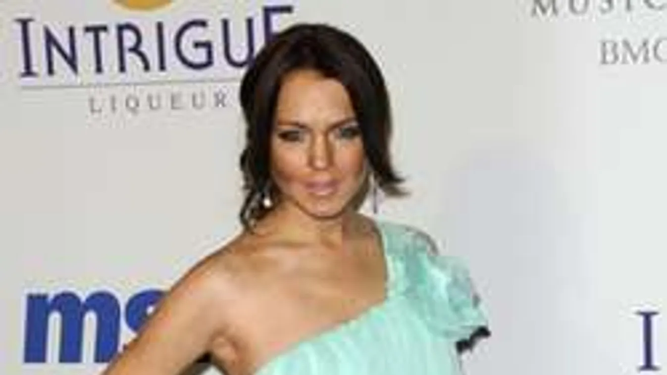 Felháborító: Terhesen is láncdohányos a botrányos sztár - Fotó