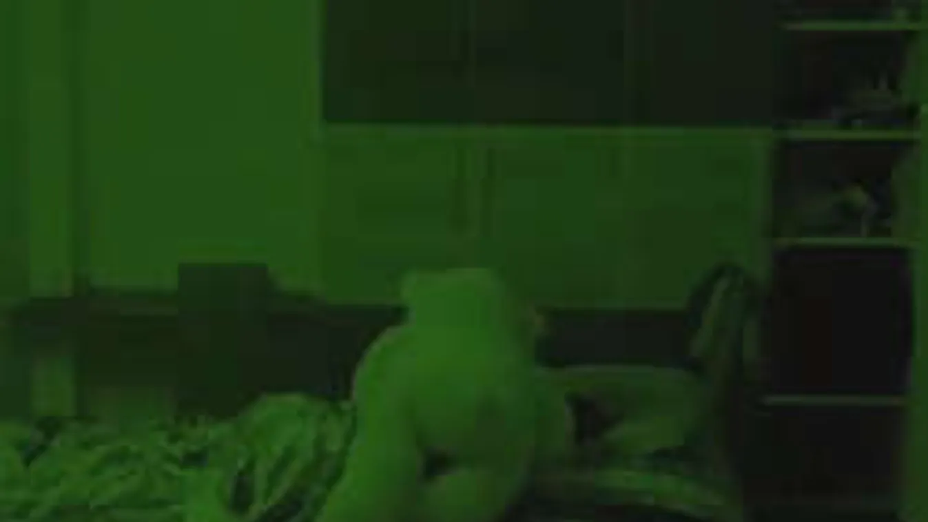 Hátborzongató videó: Kísértet szállta meg az alvó kislány játékmaciját