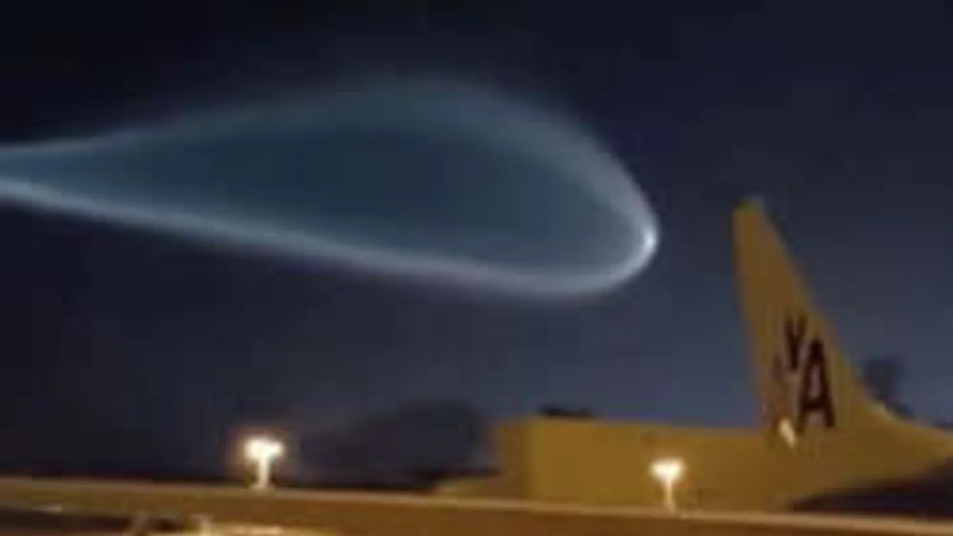 Aggasztó: Kék ködbe burkolózó ufó kémkedett a reptéren! - Videó