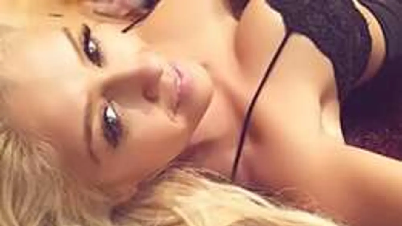 Meztelenre vetkőzött a világsztár gigantikus mellű barátnője