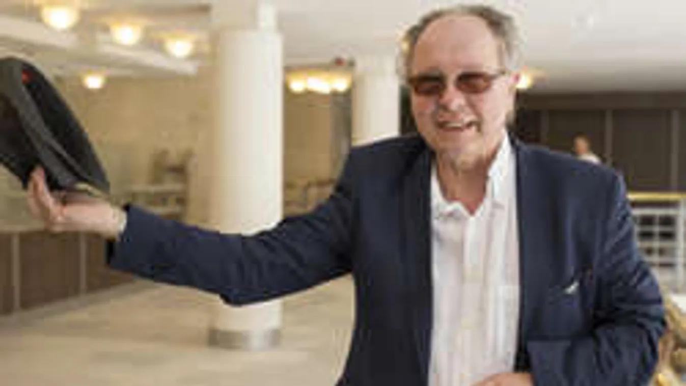 Nehezen viseli kényszerpihenőjét a legendás magyar énekes