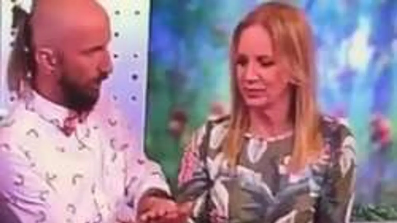 Durva videó: Élő adásban döfött kést a szexi tévés kezébe a bűvész!