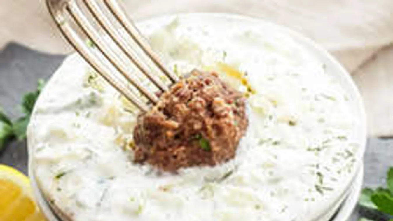 Megtaláltuk a legfinomabb diétás vacsorát: görög húsgolyó, tzatzikivel!