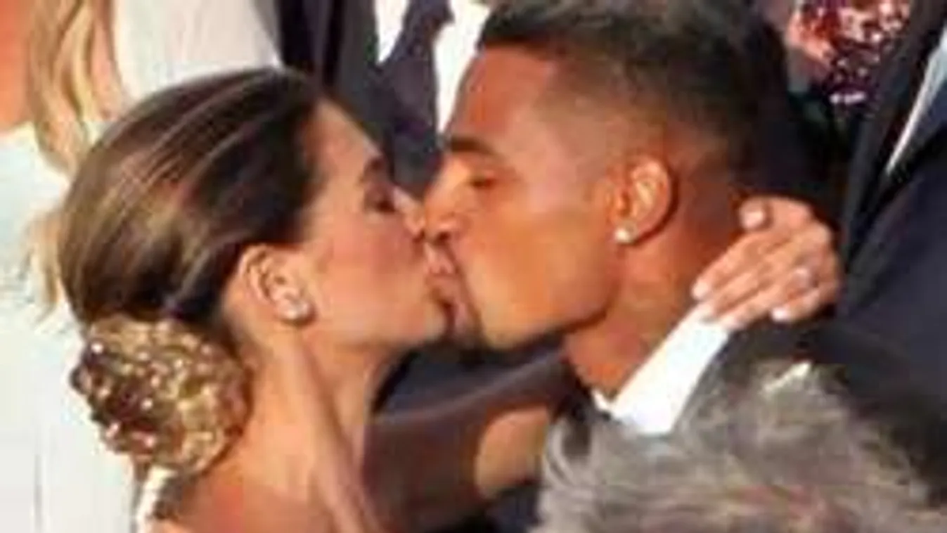 Beadta szexi derekát a festett mellű vadóc szépség - Fotó