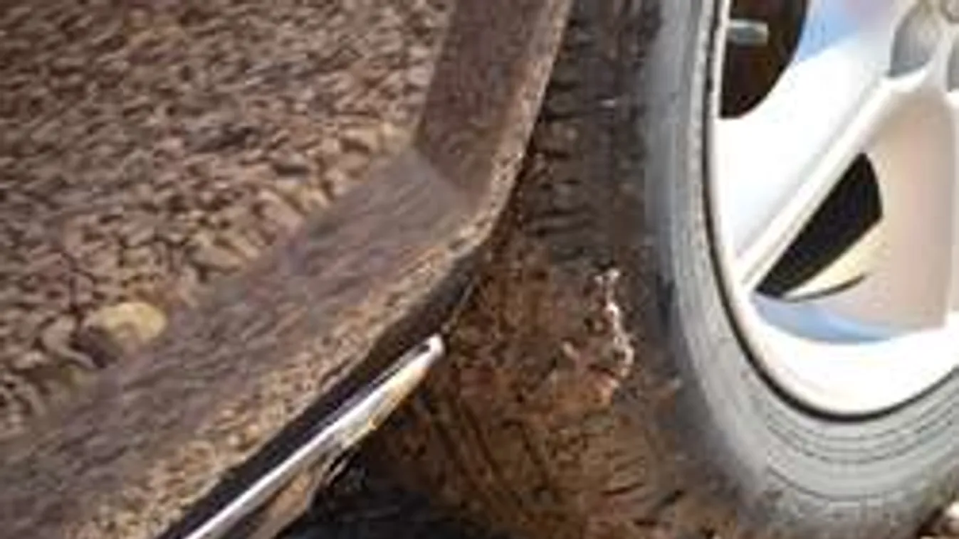 Fotó! Kirakatba hajtott egy kocsi Alsónémedin