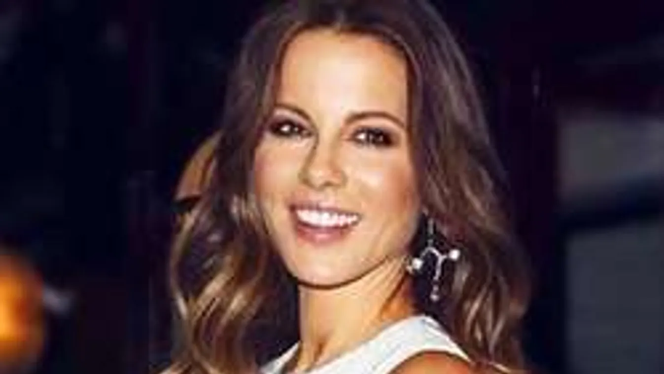 Perverz ruhába bújtatta dögös testét a sztáranyuka - Fotó