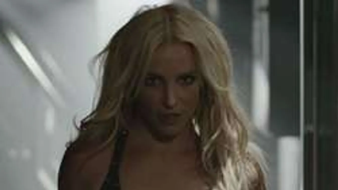 Alig valami ruhában árulja magát Britney Spears - Videó