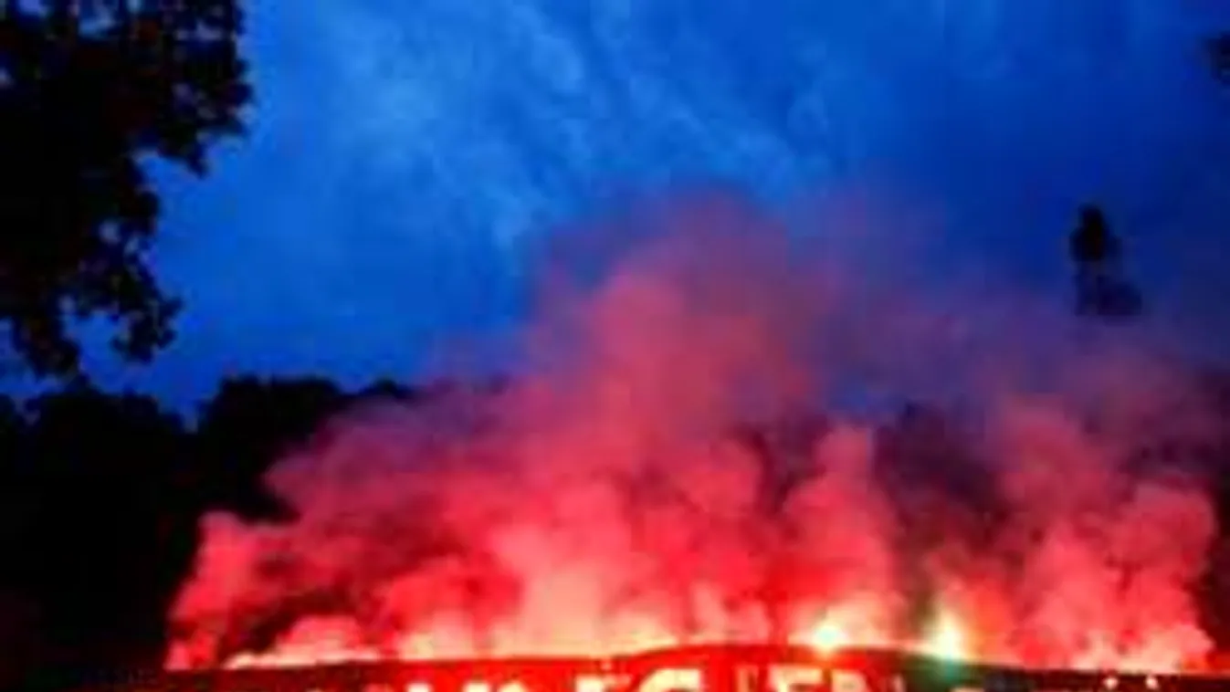 Letámadták a szép lányokat a focidrukkerek