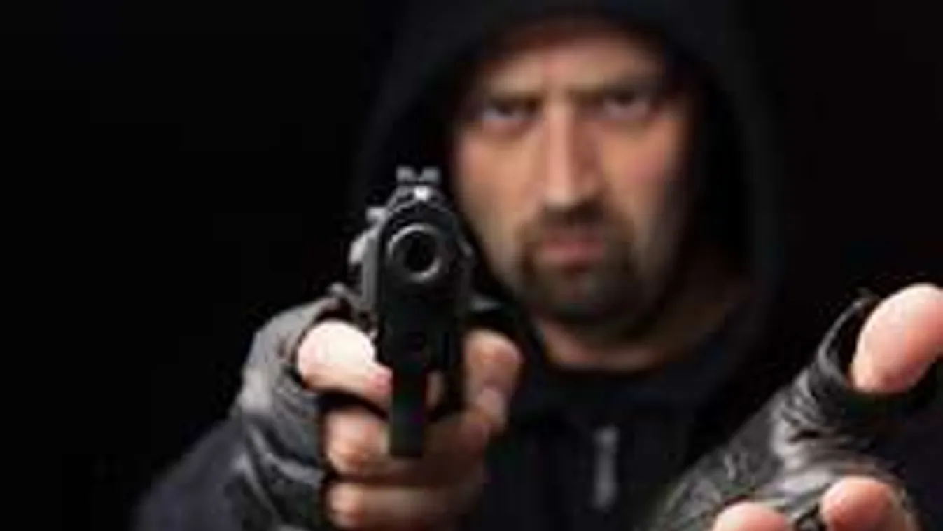 Fegyverrel követelte menyasszonya fizetését! - Videó