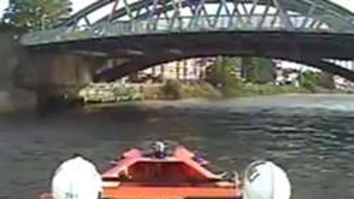 Õrület: Meztelenül ugrott le a hídról két férfi - Videó