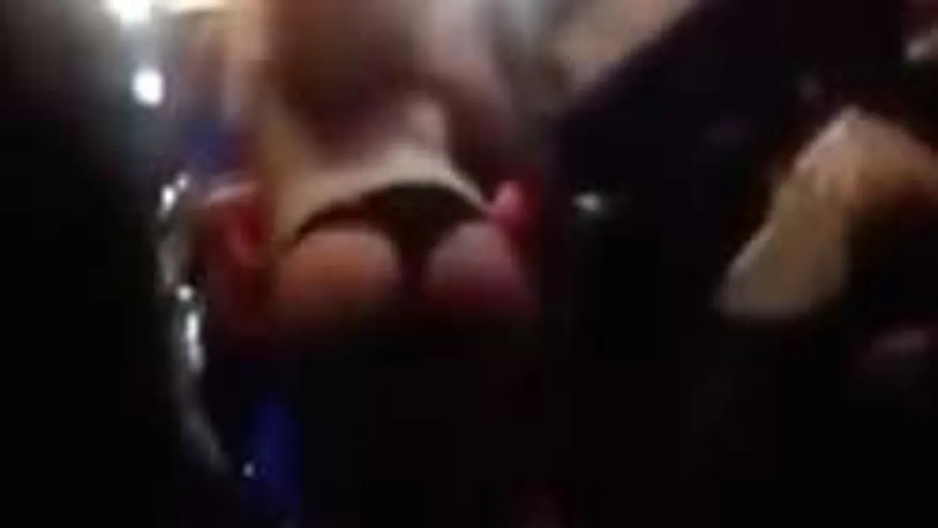 Botrány: Gyerekekkel teli buszon vetkőztek a perverz nők! - Videó