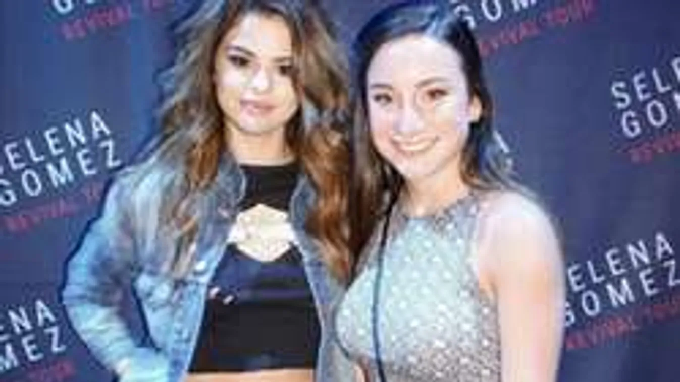 Rajongója mellett villantott véletlenül a sztárénekesnő - Fotó