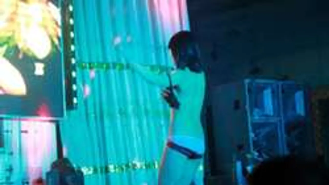 Saját temetésére rendelt sztriptíztáncosnőket egy férfi - videó