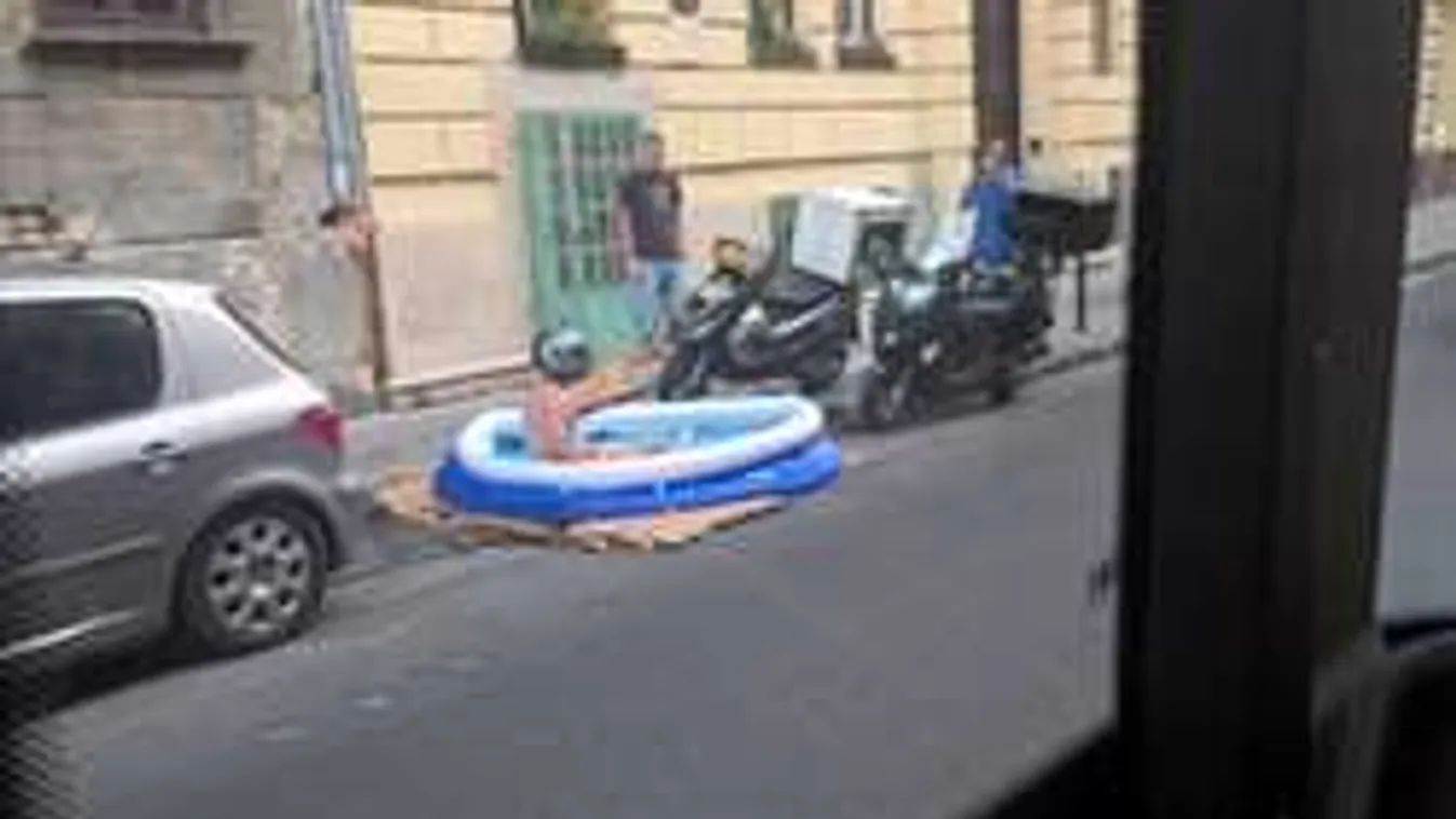 Õrült fotó: Nyilvános strand lett a VIII. kerületi utcából!