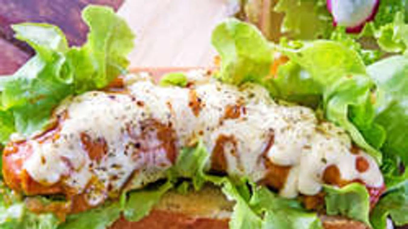 Ismerd meg a legújabb csúcsreggelit: csőben sült szalonnás virsli!