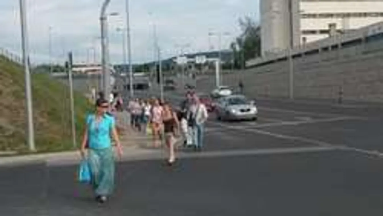 Életveszélyben a gyalogosok Kelenföldön: Hiányzik egy zebra! - Fotó