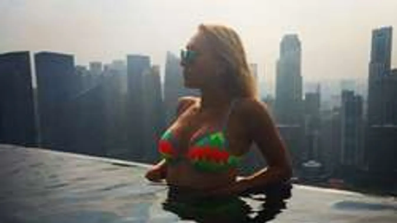 Sokkoló képek! Teniszezőnő is nyerhet mellbedobással, ha pucér