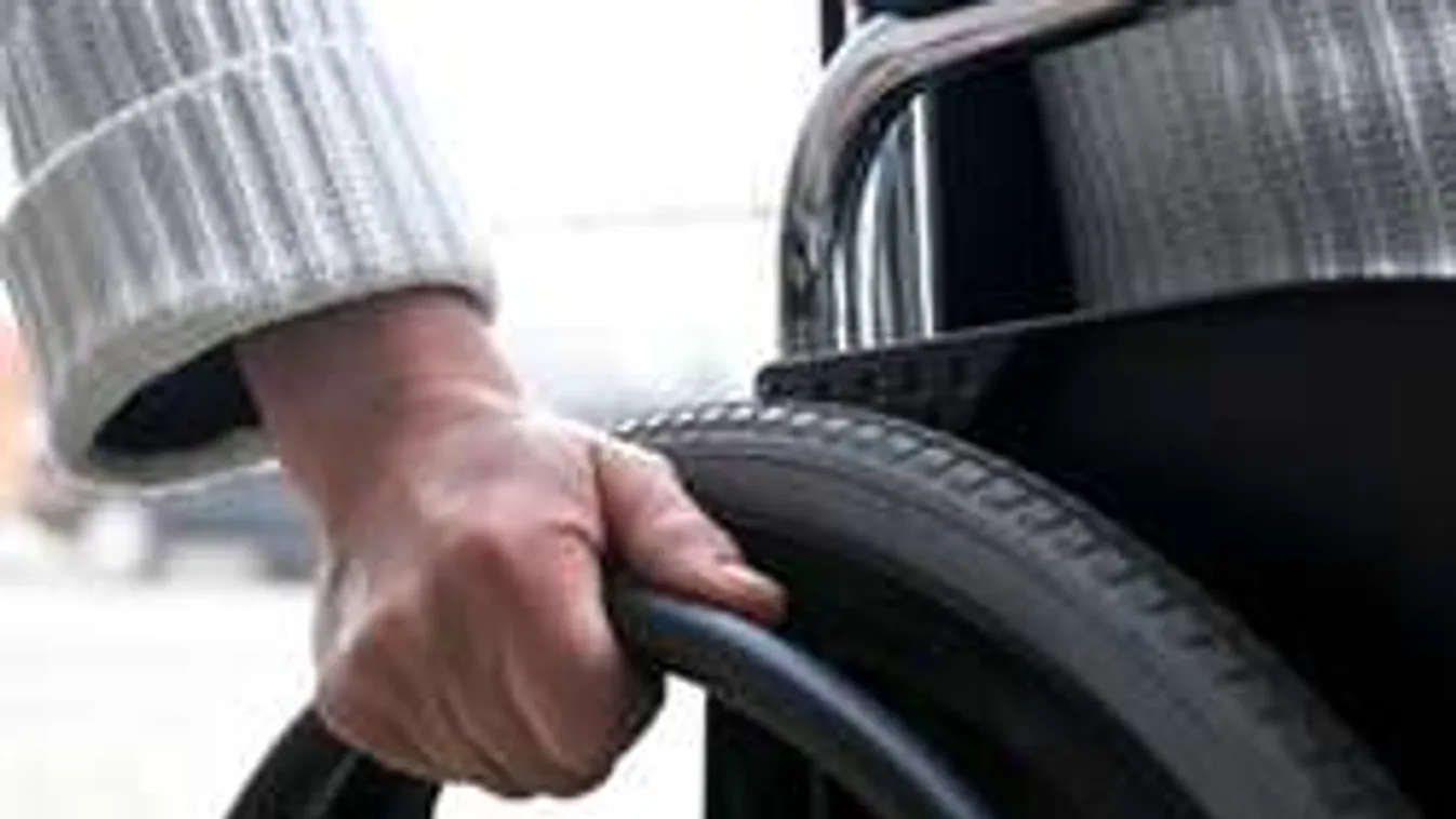 Rejtélyes módon veszett nyoma egy kerekesszékes anyának Kőbányán!