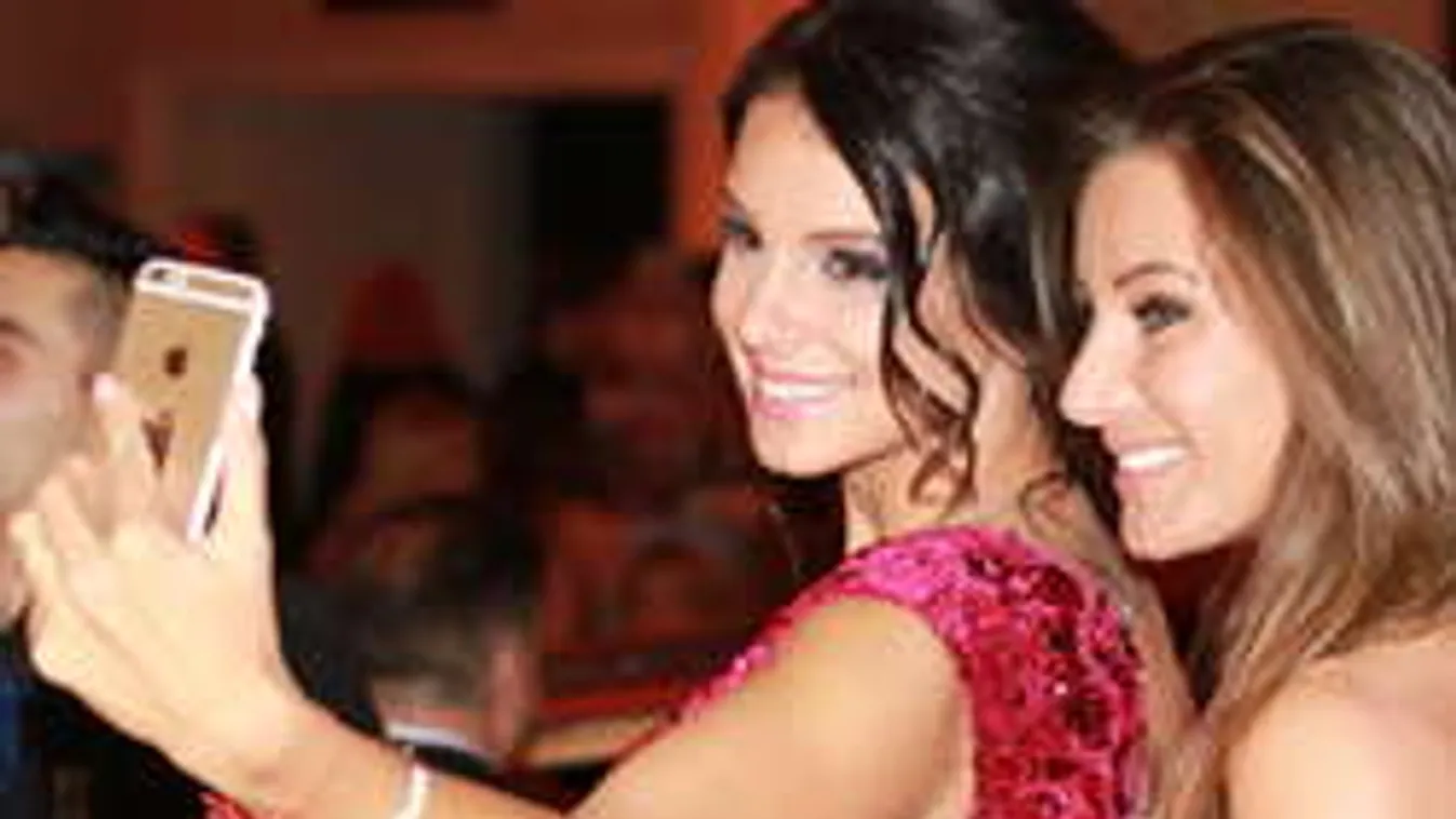 Így tanulnak szelfizni a Miss Balaton bikinis bombázói