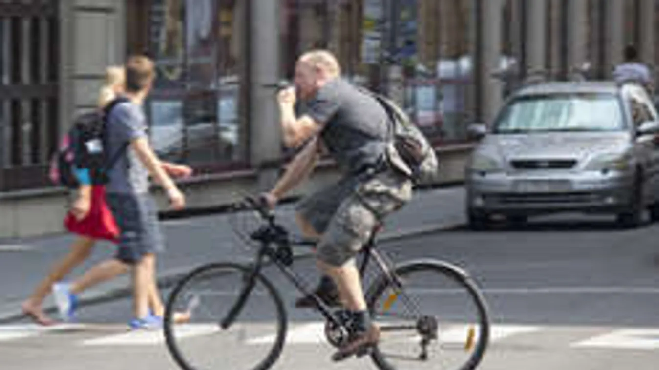 Kiszálltak a kocsiból, hogy befenyítsék a biciklist- videó