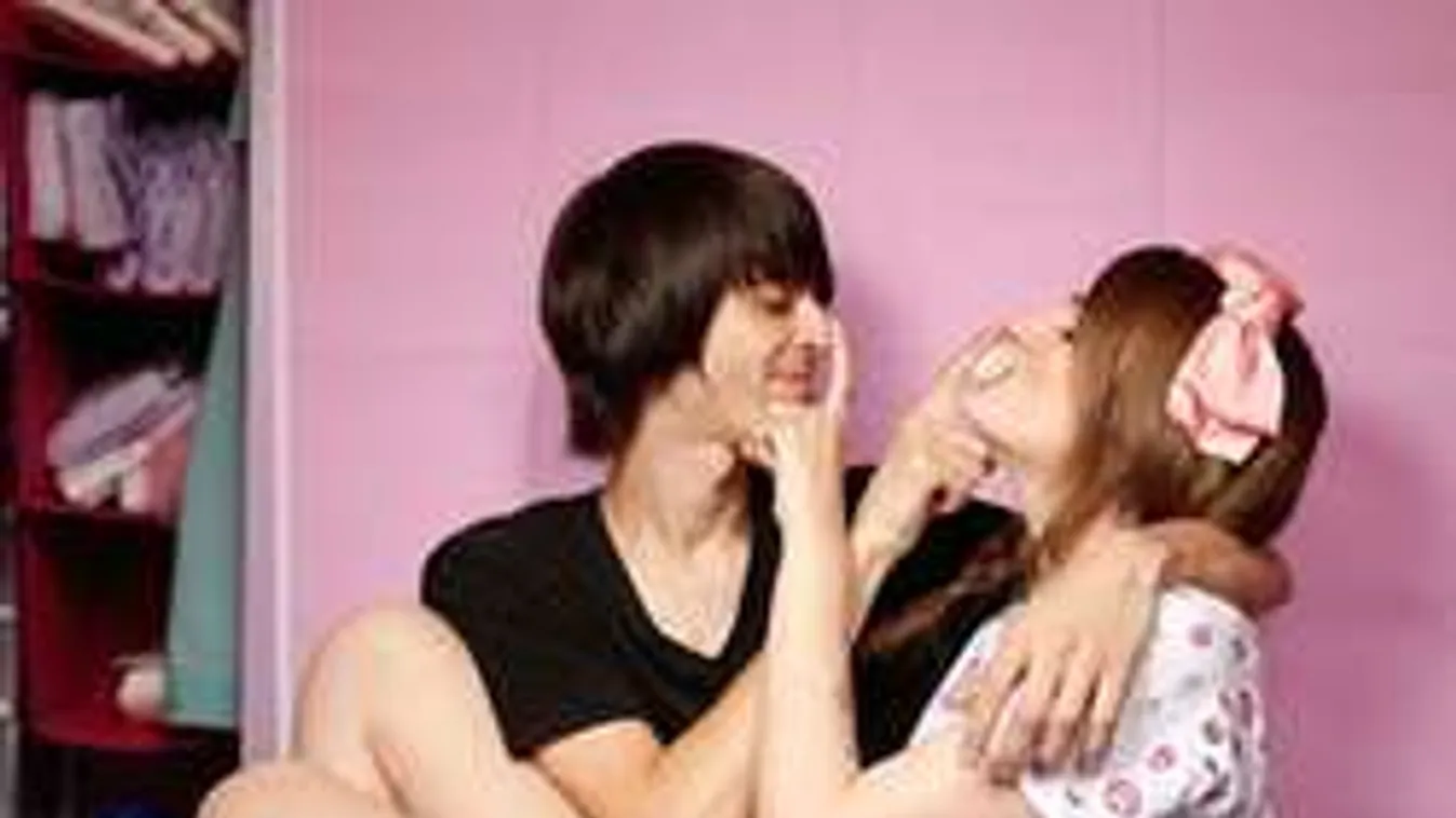 Õrület:  pelenkában  alszik egy 21 éves lány, a párja meg cumiztatja