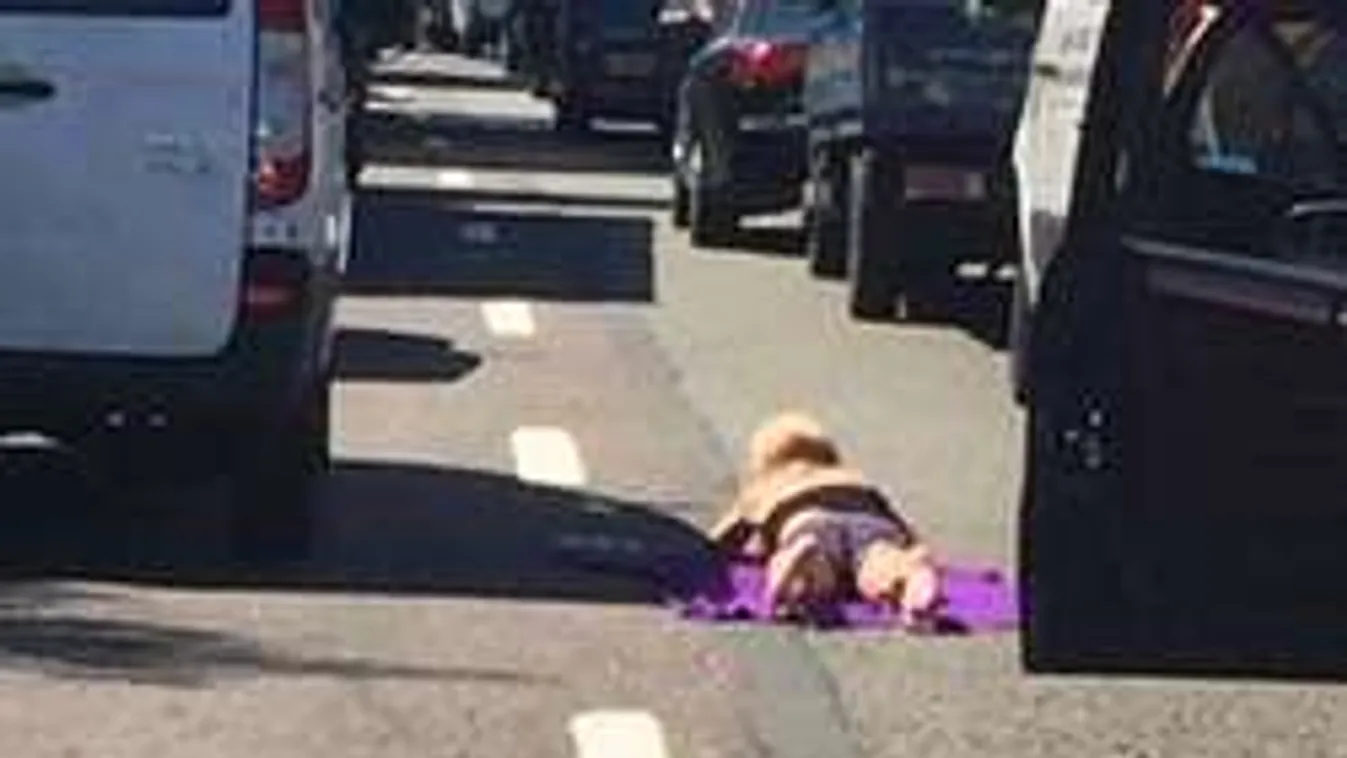 Õrület: az úttest közepén napozott a nő, sokkot kaptak az autósok!