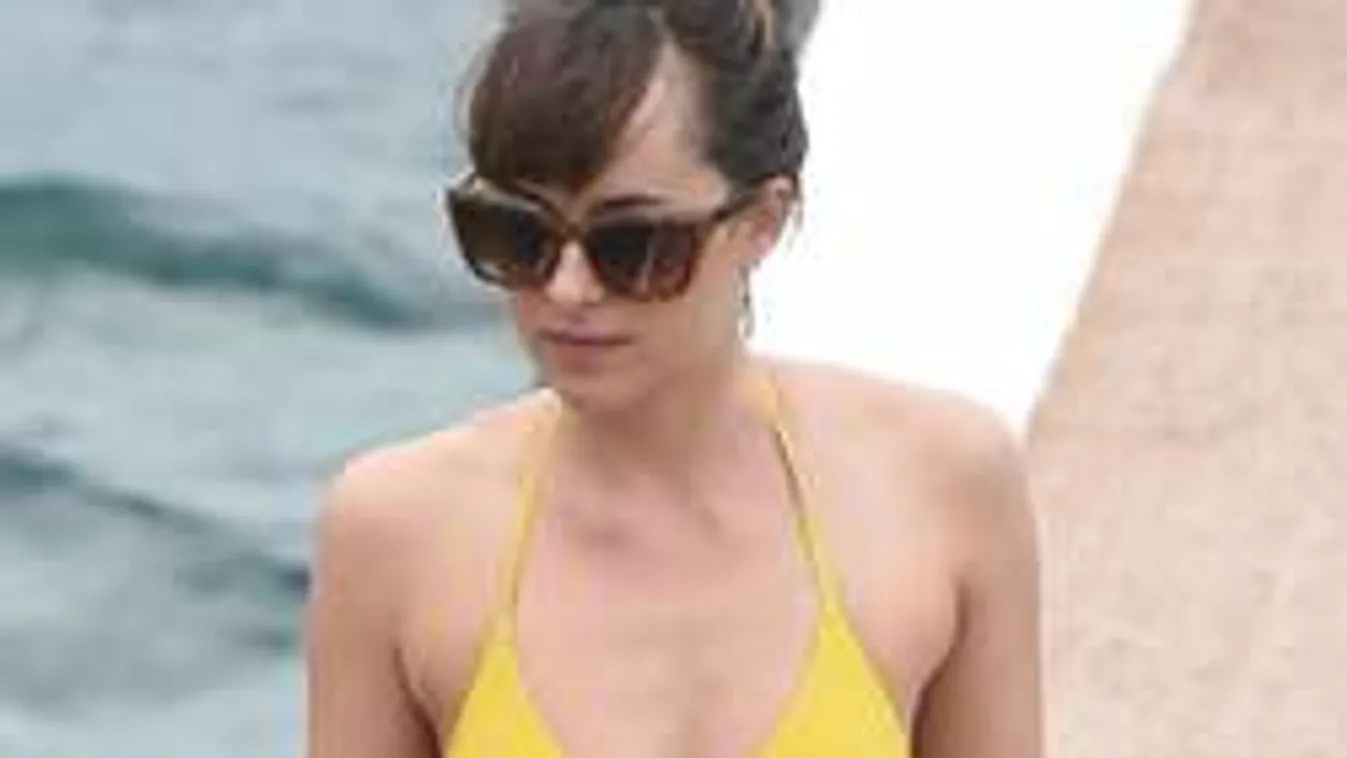 Több tucat ember előtt dobta le a bikinifelsőt a szexi színésznő -Fotó