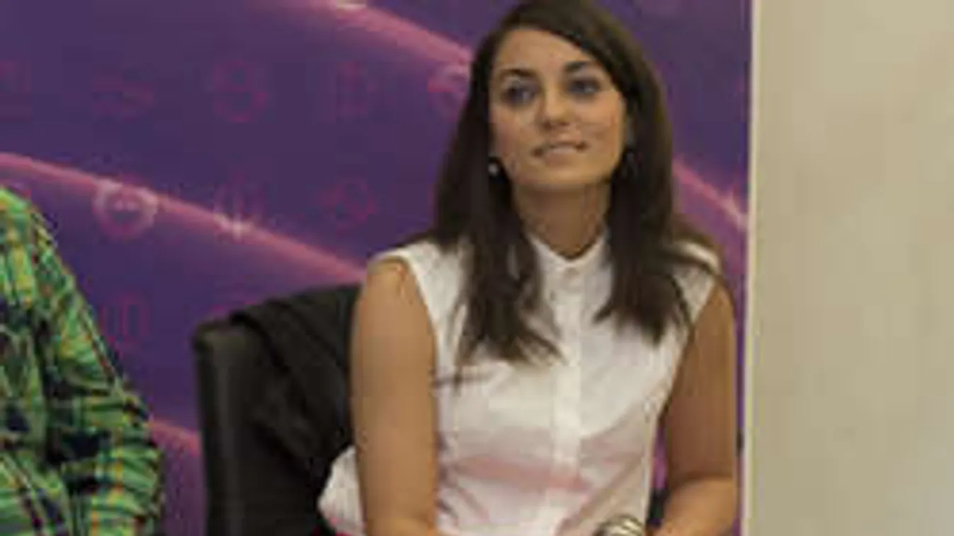 Elképesztő: Eddig titkolta terhességét a magyar sztár!