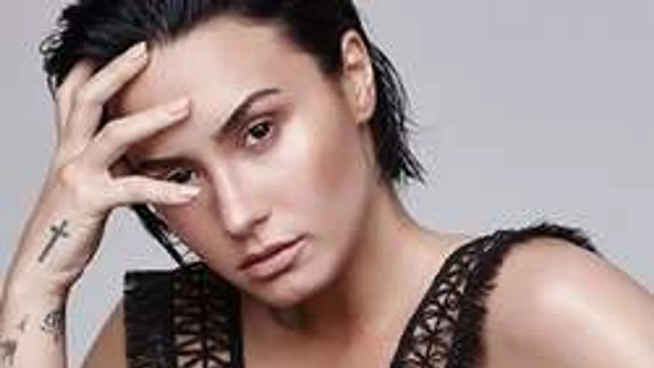 Az ágyában pózolt meztelenül a fiatal sztárénekesnő - Fotók