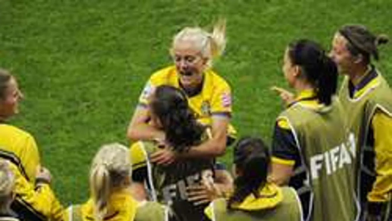 Levette a mezét a szexi szőke focistalány