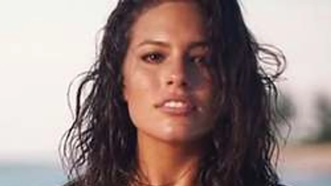 Retusálatlan fotókon fedte fel testét a gigamellű plus-size modell