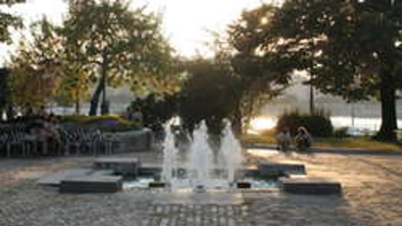 Friss: teljesen meztelen nő fürdőzik egy budapesti szökőkútban! - Fotó