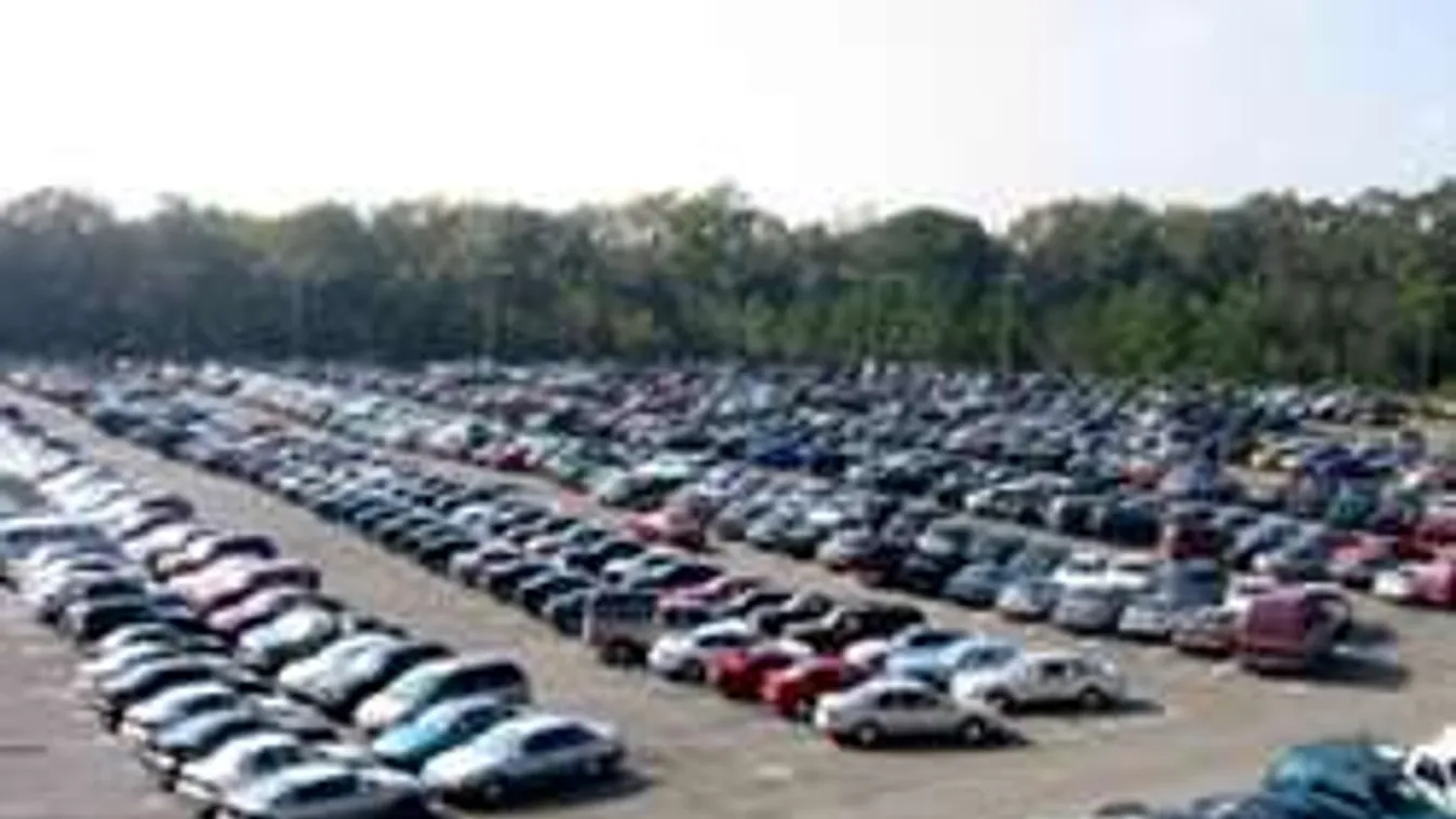 A parkolóban elégítette ki szeretőjét, sokkot kaptak a vásárlók!