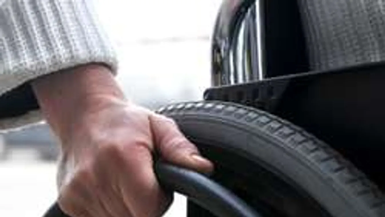 Tévedett a buszsofőr, amikor otthagyta a kerekes székes utast!