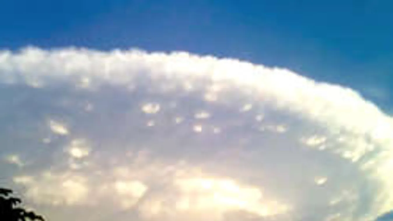 A járókelők rettegve filmezték a hátborzongató égi jelenséget - Videó