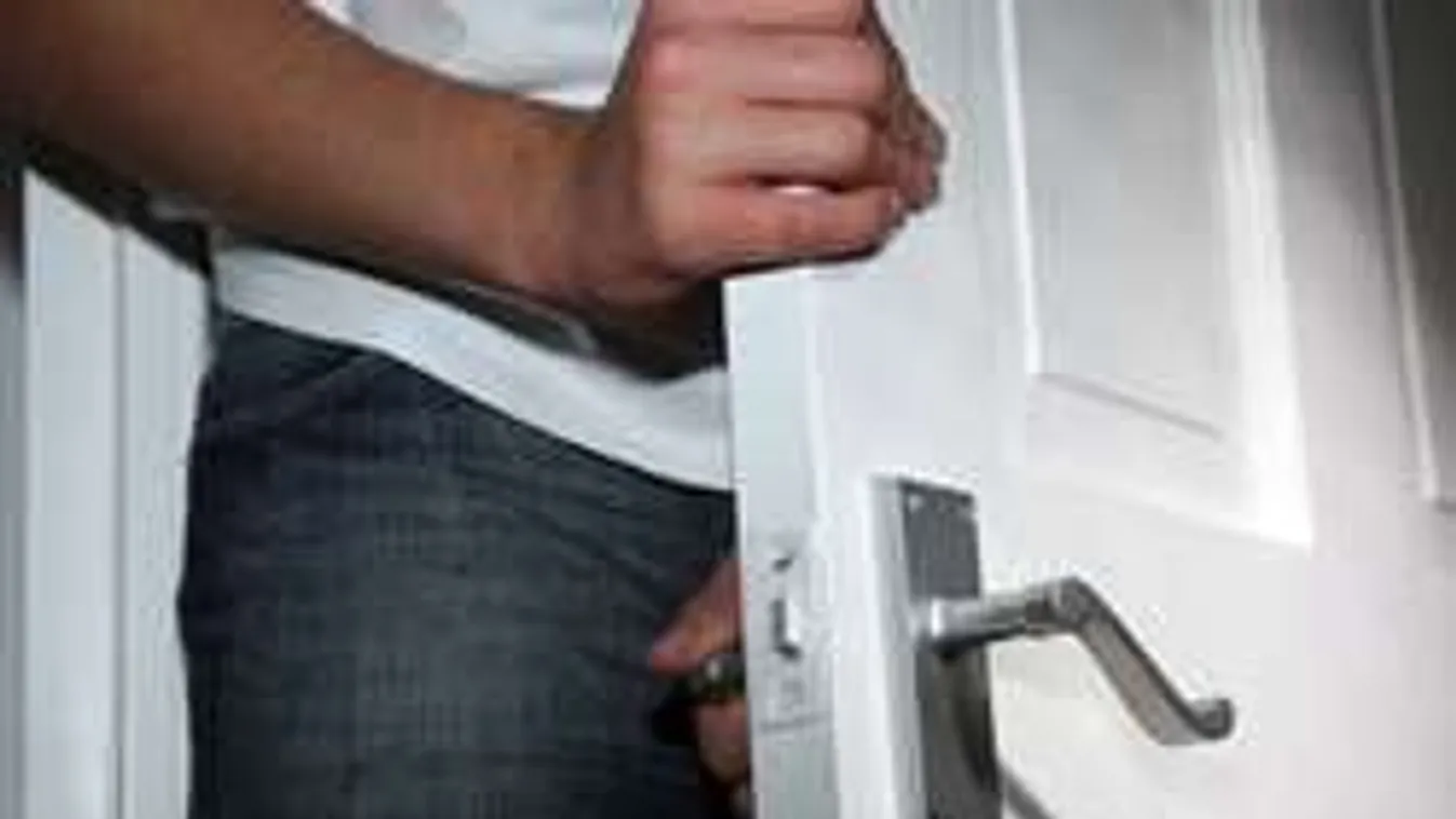 Az édesanya sem tudta megvédeni lányait a kegyetlen pilisi apától!