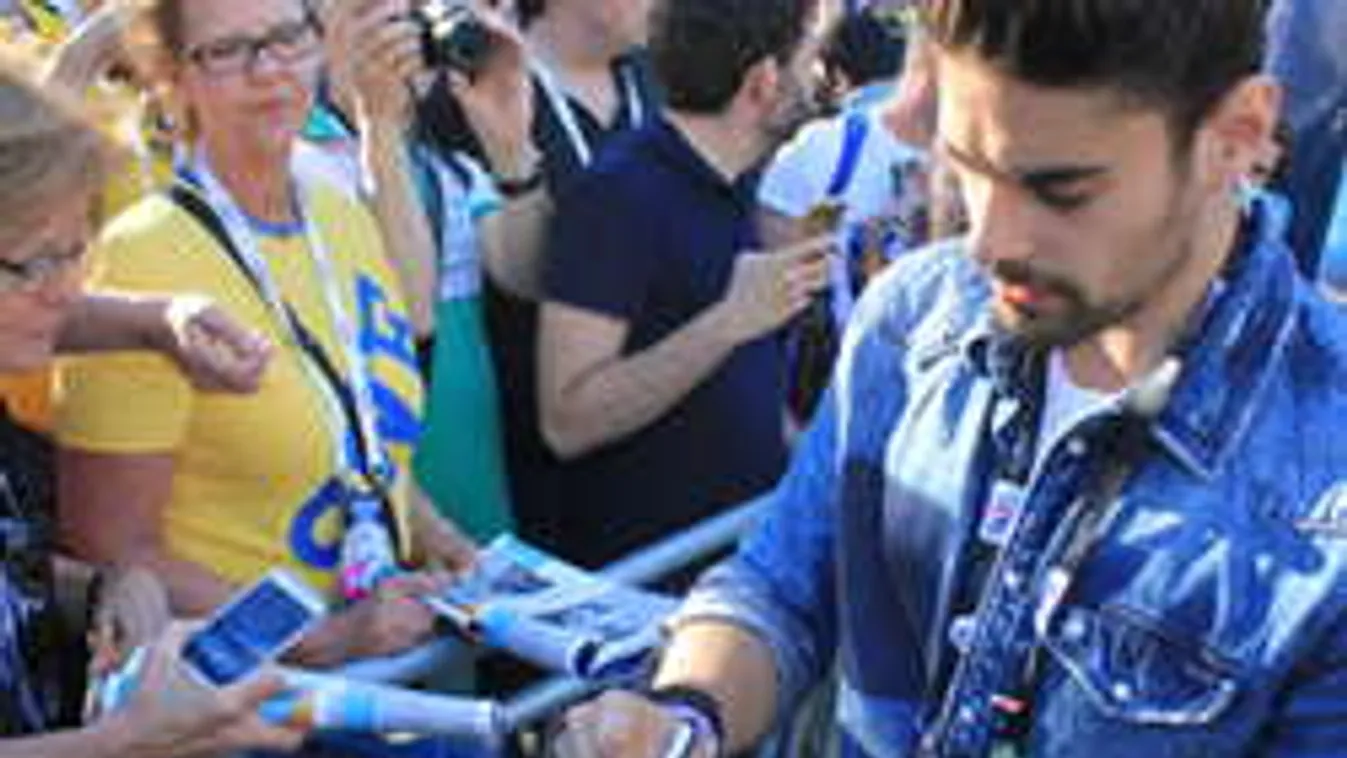 Botrány: Aljas módon verték át a szívtipró magyar énekest és rajongóit